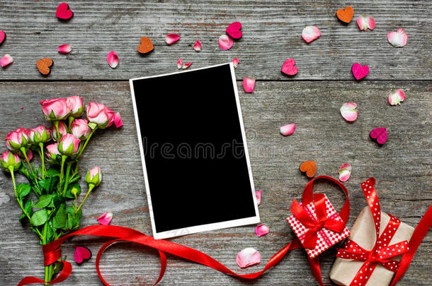 空白相框，粉红色玫瑰花束，礼品盒，木制