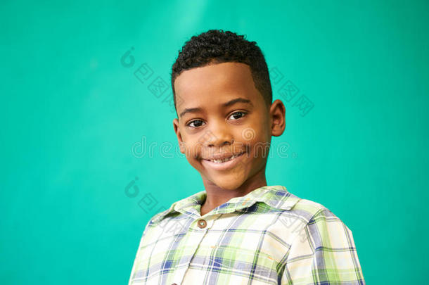 孩子肖像小男孩微笑快乐的黑色男孩