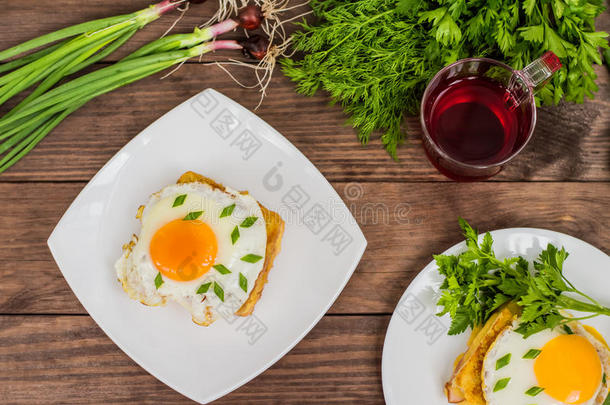 克鲁克-马达姆，一种<strong>早餐</strong>用绿色和浆果汁做的法国三明治。 木制<strong>桌子</strong>。 上面的风景。 特写镜头