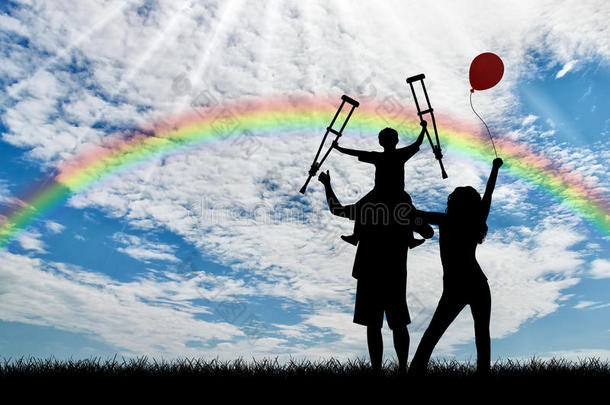 残疾儿童拄着拐杖与父母和彩虹在一起