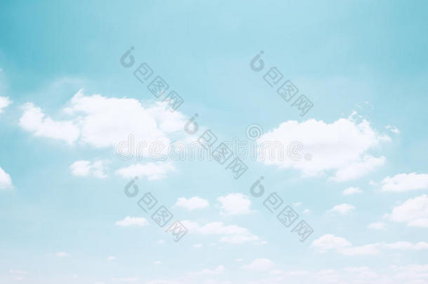 蓝天上的云-复古效果风格的图片
