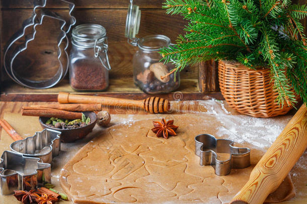 烹饪传统<strong>饼干</strong>和姜饼。 圣诞节。 新年。 面团，<strong>切饼干</strong>和桌子上的香料