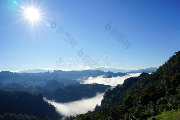 背景美丽的美女云颜色