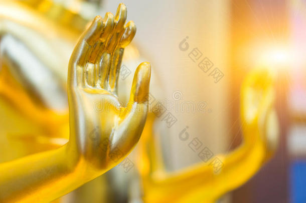寺庙里金色佛像的手。