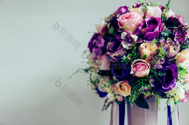 白色花瓶里鲜艳的<strong>紫色花</strong>。