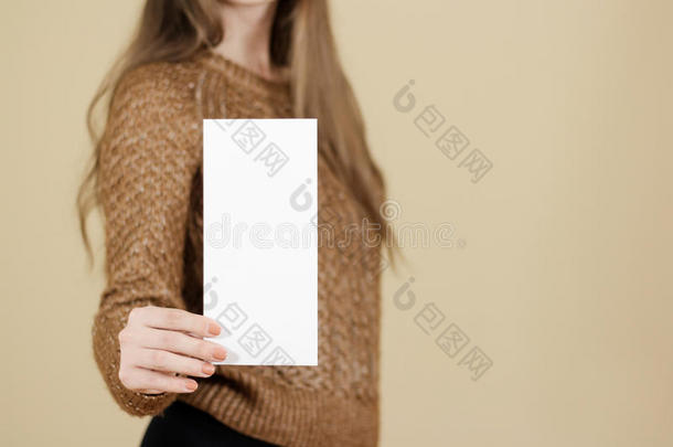 女孩展示空白的白色传单小册子。 分发传单