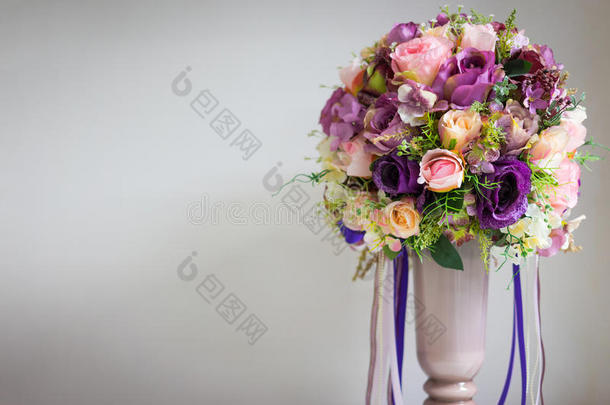 白色花瓶里鲜艳的<strong>紫色花</strong>。