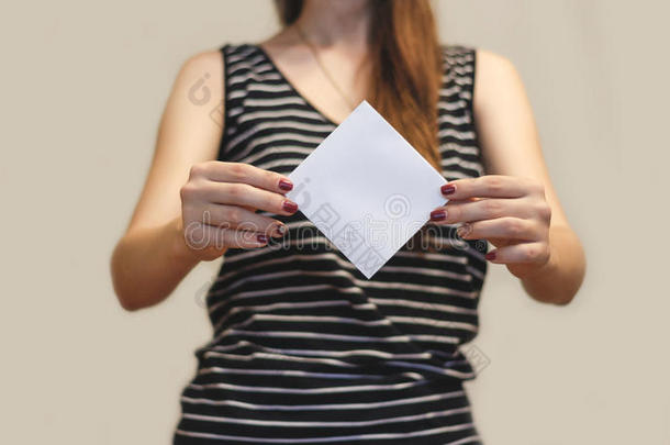 女孩展示空白的白色方形传单小册子。 传单