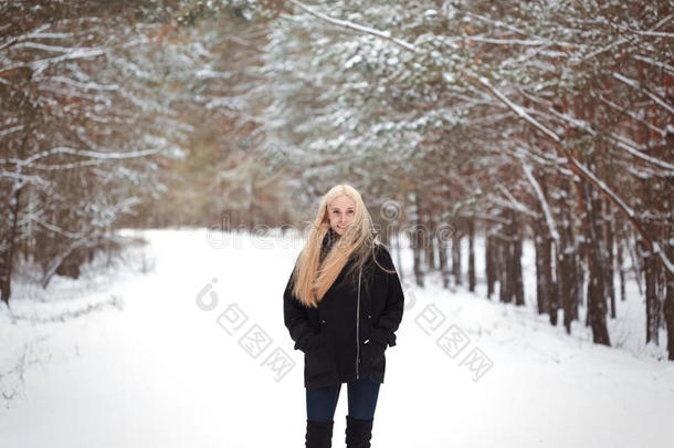 冬天树林里的女孩在雪地上