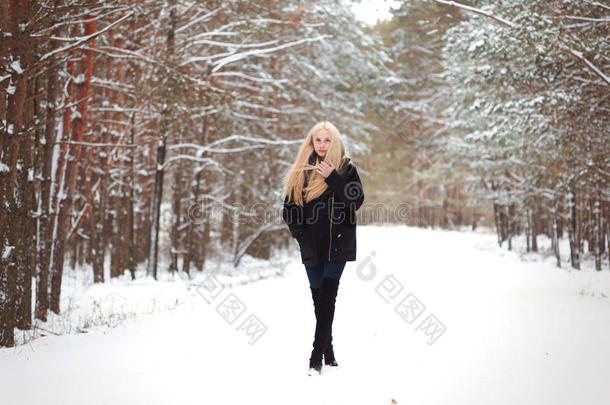 冬天树林里的女孩在雪地上