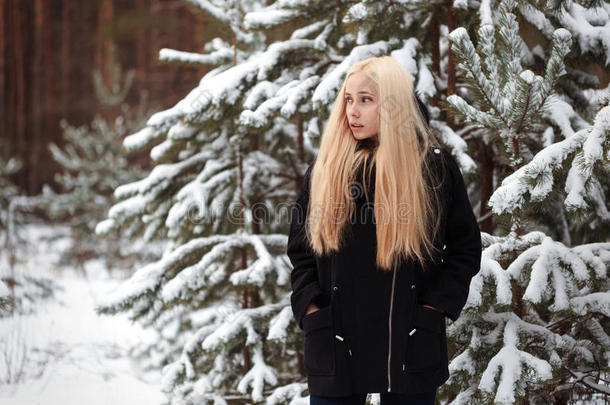 冬天树林里的女孩在雪地上