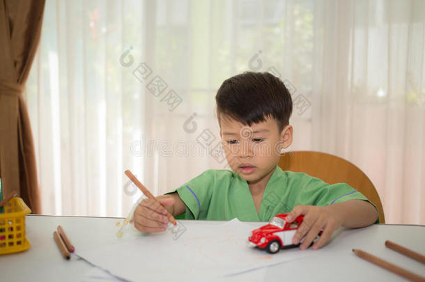 亚洲3岁<strong>儿童</strong>绘画和玩玩具卡尔放松后，从<strong>发烧</strong>