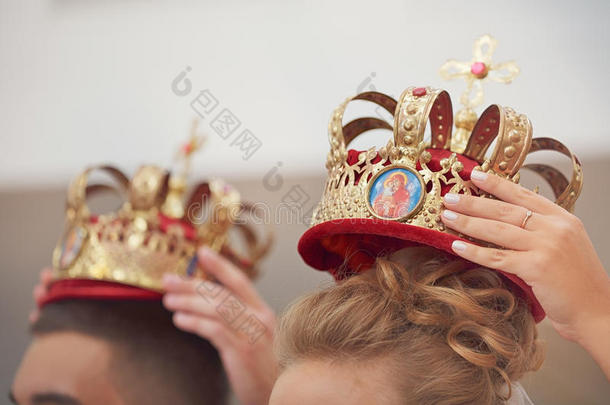 婚礼用的金色皇冠