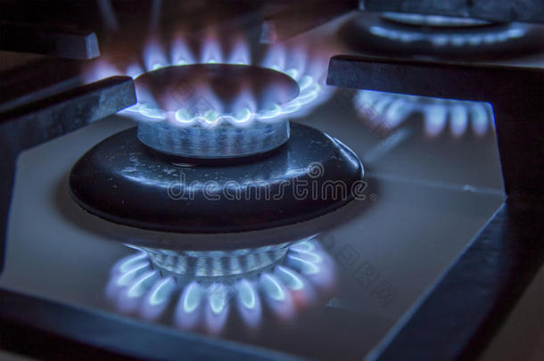 燃烧的煤气炉在黑色背景下在黑暗中燃烧蓝色的火焰