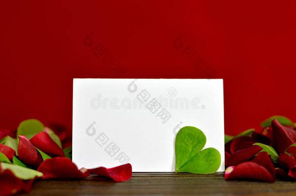 空白情人节卡片，心形叶和玫瑰花瓣