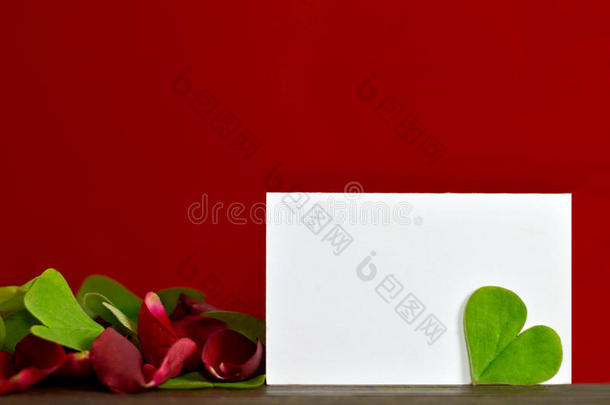 空白卡，心形叶和玫瑰花瓣