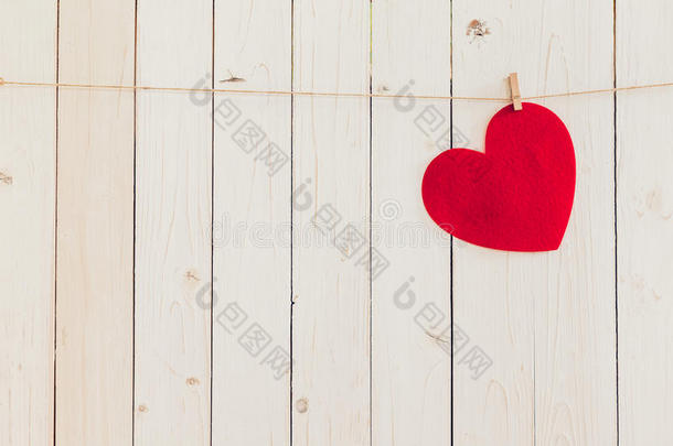 空白的红心挂在白色的木头上，有情人节的空间