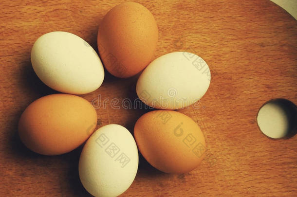 棕色和白色鸡蛋的创意照片