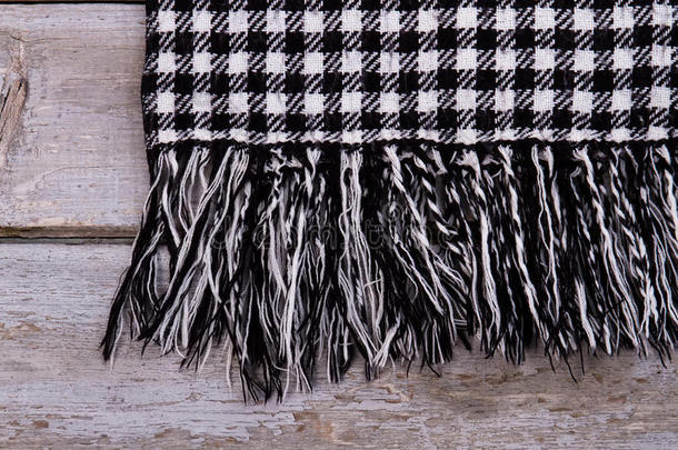 带条纹的温暖格子围巾的细节。
