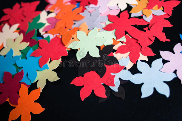 不同的纸星和蝴蝶形状和颜色由纸制成