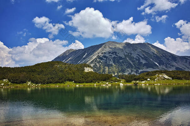 令人惊讶的景观穆拉托沃湖和托多尔卡峰，皮林山