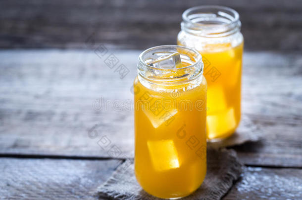 玻璃瓶的芒果汁