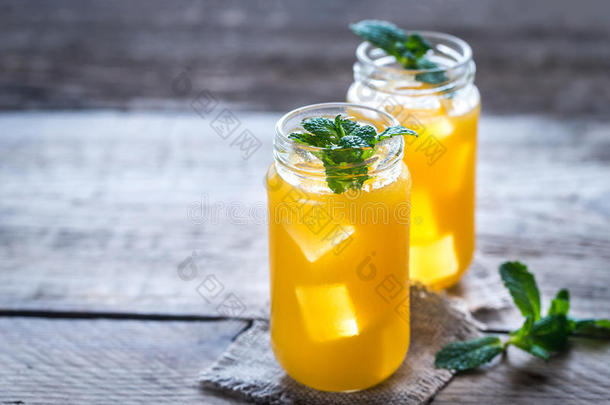 玻璃瓶的<strong>芒果汁</strong>