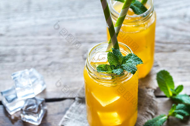 玻璃瓶的芒果汁