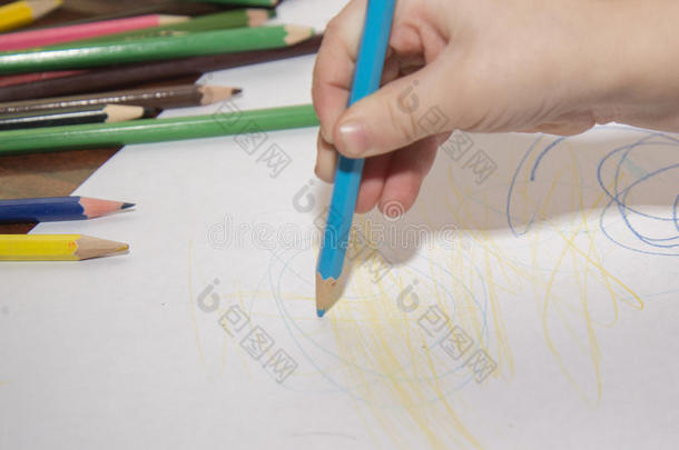 孩子们用彩色<strong>铅笔画画</strong>。