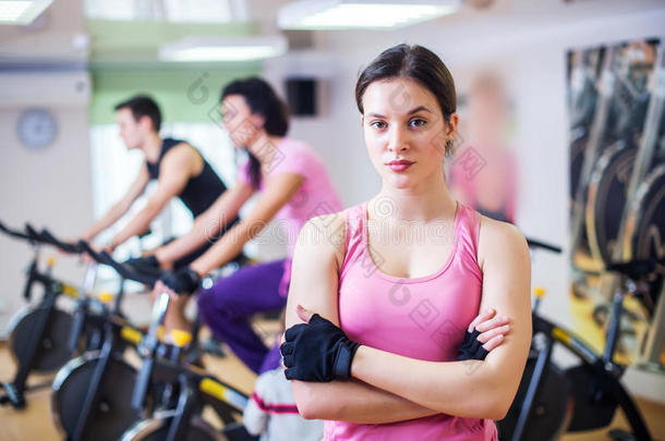 集体训练人们在健身房骑自行车，锻炼腿，做有氧运动，骑自行车