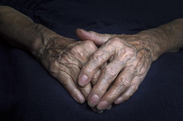 有皱纹和皱纹的老妇人的手。
