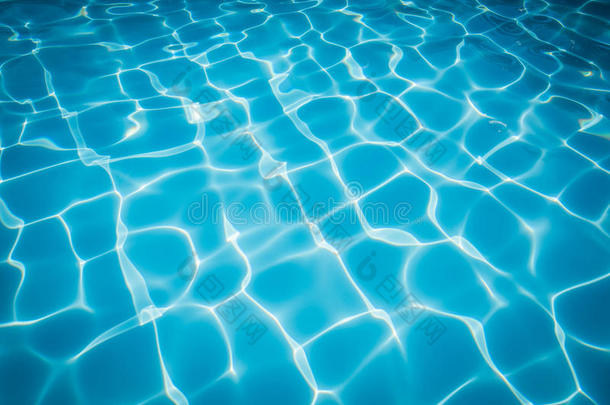 美丽的蓝色水面和池中的波纹