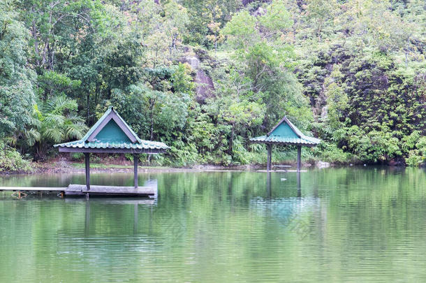 绿色公园，亭台楼阁，倒影在湖中作为旅游景点，位于拉农称为拉农峡谷