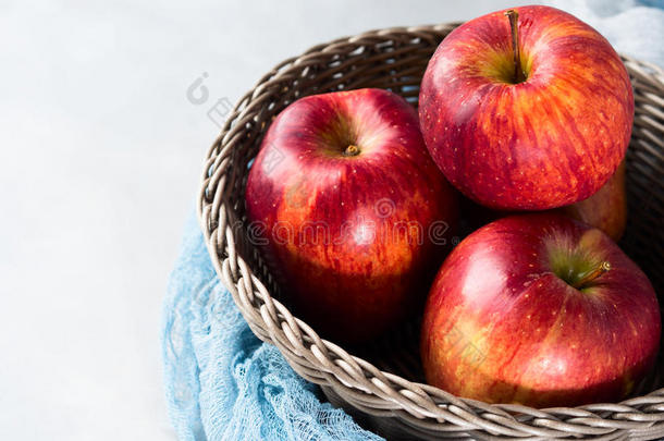 篮子里的新鲜红苹果。 健康的饮食