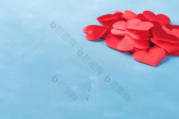 蓝色背景与红色的心为爱的概念