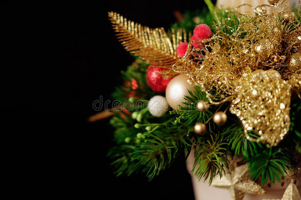 圣诞假期中心装饰与冷杉树枝，黄金乐