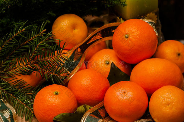 新鲜的橘红色，在深色的木制背景上有叶子和冷杉。 圣诞节，新年概念