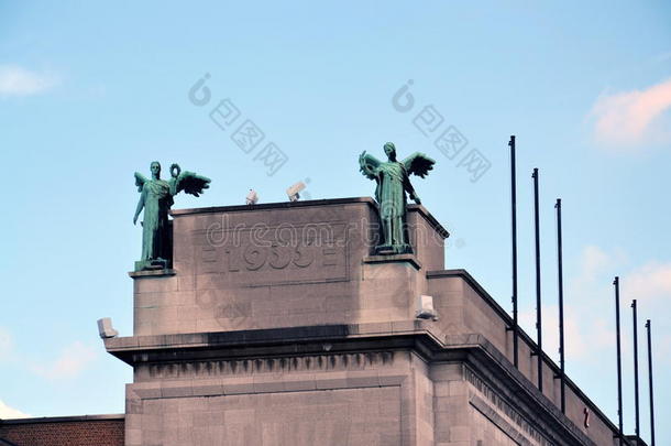 布鲁塞尔世博会大楼正面有铜雕塑<strong>展览馆</strong>