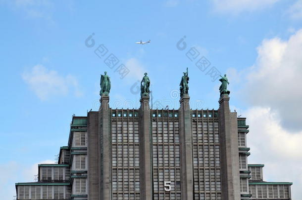 布鲁塞尔世博会大楼正面有铜雕塑展览馆