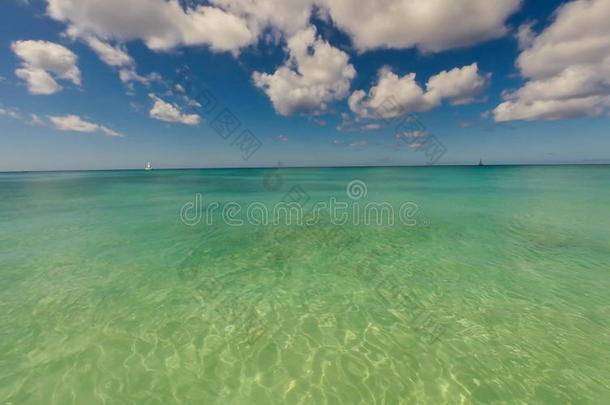加勒比海岛屿上清澈的大海