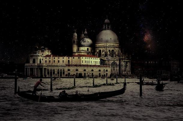 精美的艺术复古形象与贡多拉在运河宏伟的夜晚与木板地板的前景，满月和乳白色，威尼斯，它