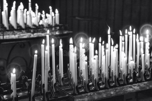 蜡烛。 黑白照片