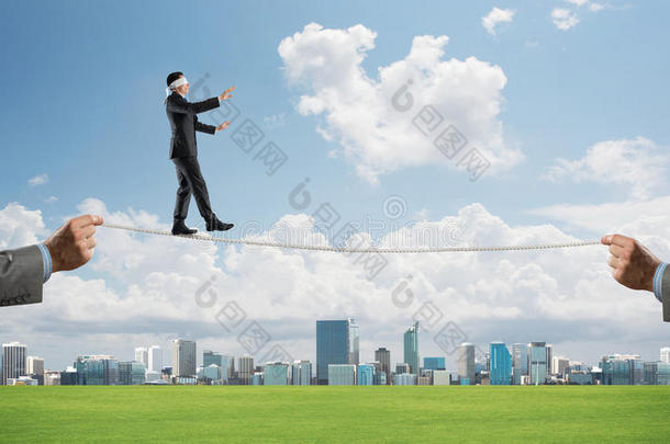 风险支持和帮助的商业理念与人平衡在绳子上