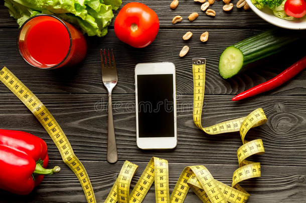 概念饮食和智能<strong>手机</strong>与蔬菜<strong>模拟</strong>