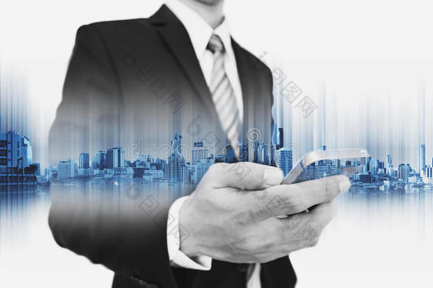 双曝光商人使用智能手机与全景城市，商业网络通信技术的概念
