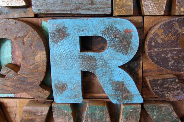 字母表摘要-老式木制凸版式。 字母r。