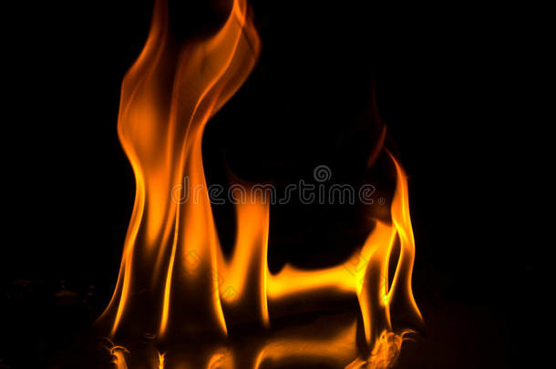 <strong>抽象壁纸</strong>在黑色背景上燃烧火焰