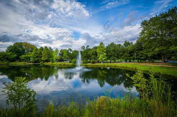 喷泉和湖泊在交响乐公园，夏洛特，北卡罗莱纳州