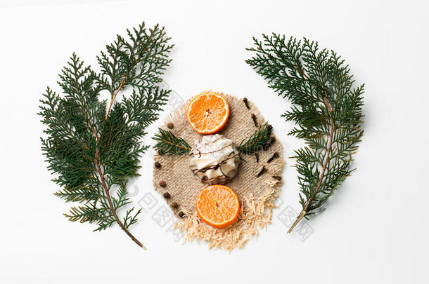 圣诞树树枝，蛋糕，橙色新年装饰在白色上。 创意概念，文本空间