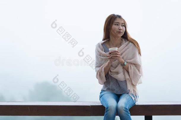 亚洲游客妇女坐在阳台上的茶园多<strong>安康</strong>
